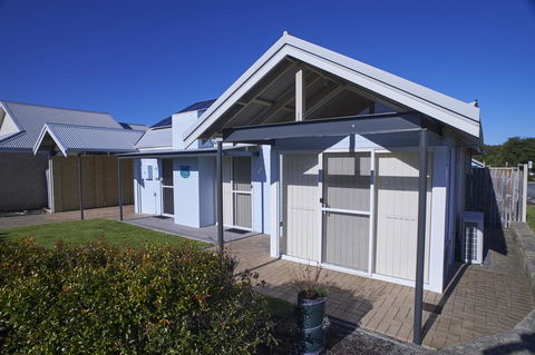 Golf And Beach Retreat - Accommodation QLD 2