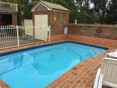 Golf Links Motel - Accommodation QLD 2