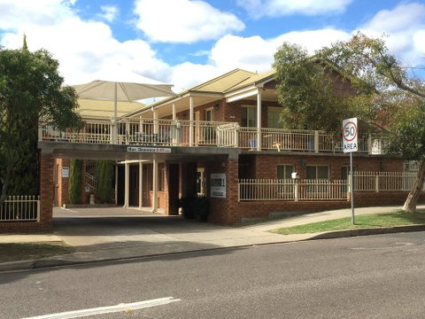 Golf Links Motel - Accommodation QLD 0