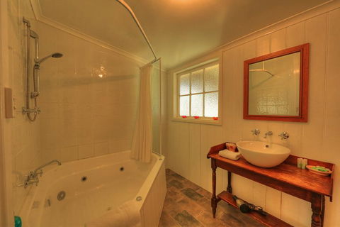 Grace's Spa Cottage - Accommodation QLD 3