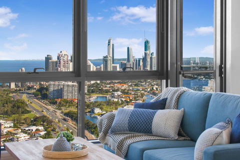 Grand Beach Views In 2-Bed Apartment With Balcony - Accommodation QLD 1