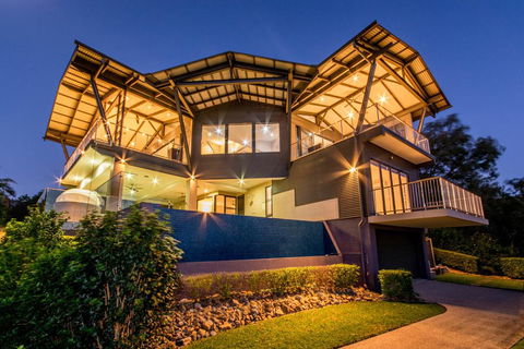 GRAND LUXURY MANSION WITH POOL, 2 BUGGIES AND FABULOUS OCEAN VIEWS - Accommodation QLD 0