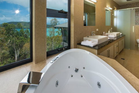 GRAND LUXURY MANSION WITH POOL, 2 BUGGIES AND FABULOUS OCEAN VIEWS - Accommodation QLD 2