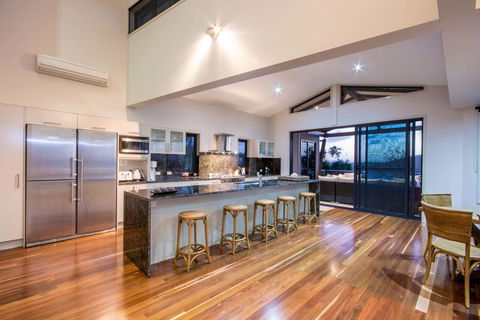 GRAND LUXURY MANSION WITH POOL, 2 BUGGIES AND FABULOUS OCEAN VIEWS - Accommodation QLD 3