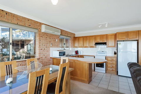 Grand Pacific 2 Unit 2 - Accommodation QLD 1