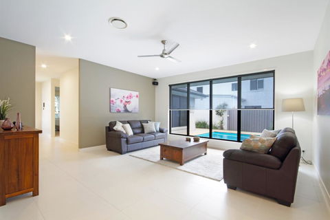 Grand Parade - Accommodation QLD 3