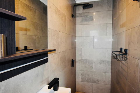 Grey Brick Apartment - Accommodation QLD 2