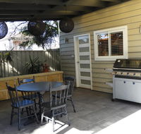 Guesthouse with Pool  BBQ - 10 kms from CBD - Accommodation QLD