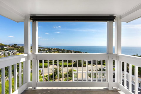 Hampton's Retreat Family Friendly, Water Views, Close To Beach With Heated Pool - Accommodation QLD 2