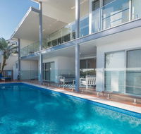 Hamptons Coastline Retreat- Waterfront with a Heated Pool - Accommodation QLD