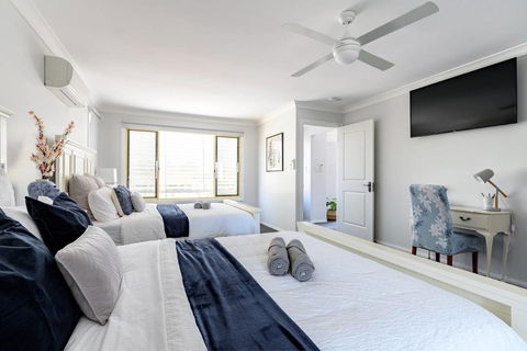Hamptons Waterfront Getaway - Accommodation QLD 2