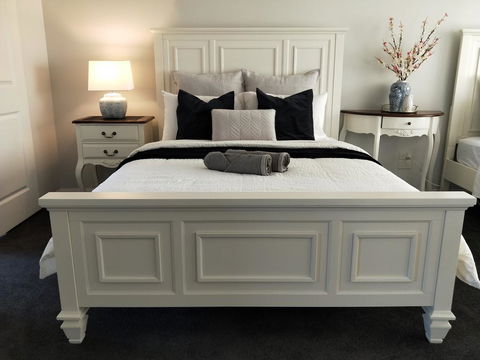 Hamptons Waterfront Getaway - Accommodation QLD 3