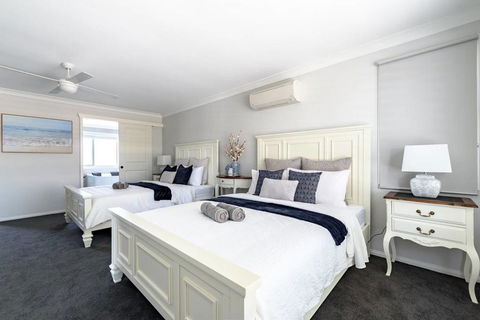 Hamptons Waterfront Getaway - Accommodation QLD 1