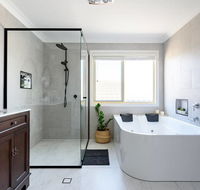 Hamptons Waterfront Getaway - Accommodation QLD