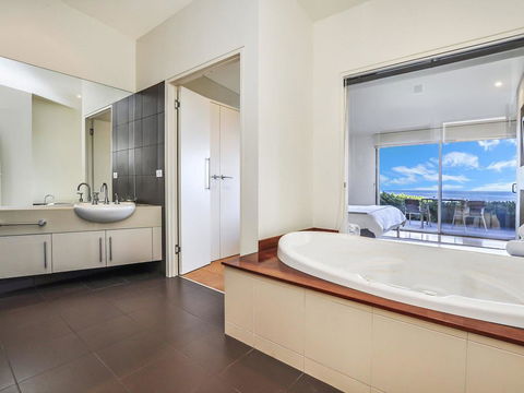 HEARN'S BEACHSIDE VILLA 7 - Accommodation QLD 1