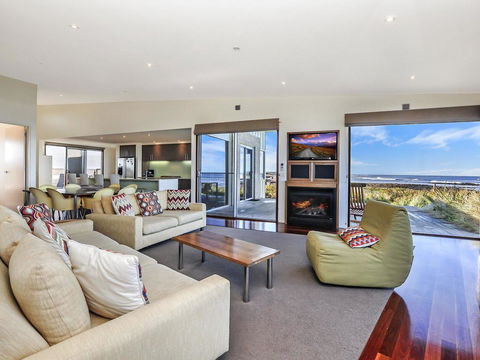 HEARN'S BEACHSIDE VILLA 9 - Accommodation QLD 2