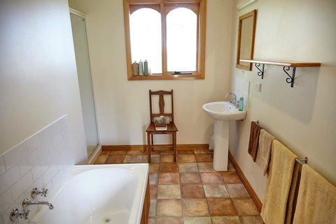 Herons Rise Vineyard Accommodation - Accommodation QLD 1