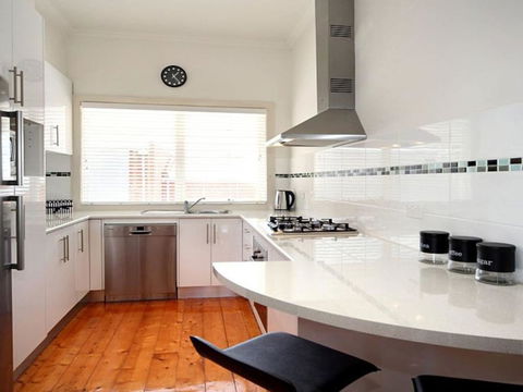 Hidden Gem In Cafe Strip! Chadstone + King Bed - Accommodation QLD 1