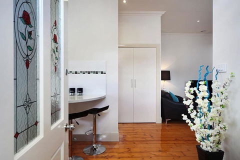 Hidden Gem In Cafe Strip! Chadstone + King Bed - Accommodation QLD 2