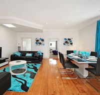 Hidden Gem in Cafe Strip Chadstone  King Bed - Accommodation QLD