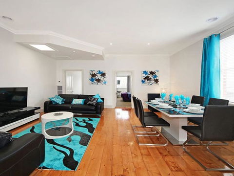 Hidden Gem In Cafe Strip! Chadstone + King Bed - Accommodation QLD 0
