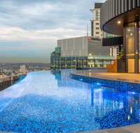 High Life Central with Pool and Car Park - Accommodation QLD