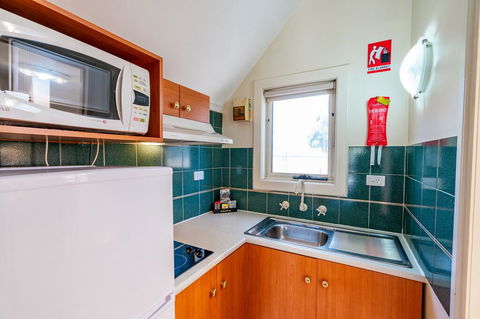 Highway 1 Caravan And Tourist Park - Accommodation QLD 2