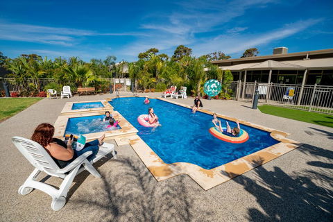 Highway 1 Caravan And Tourist Park - Accommodation QLD 0