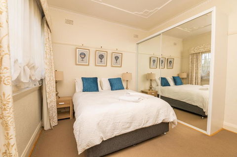 Hillside Cottage  Comfy, Spacious, Walk To CBD & Stannies - Accommodation QLD 3