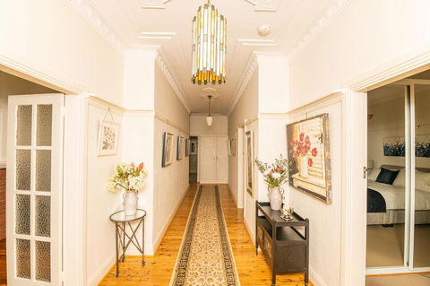 Hillside Cottage  Comfy, Spacious, Walk To CBD & Stannies - Accommodation QLD 0