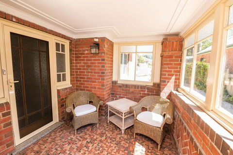 Hillside Cottage  Comfy, Spacious, Walk To CBD & Stannies - Accommodation QLD 2