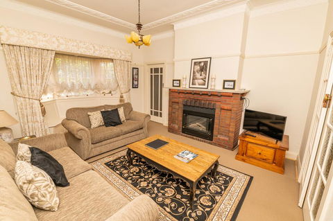 Hillside Cottage  Comfy, Spacious, Walk To CBD & Stannies - Accommodation QLD 1