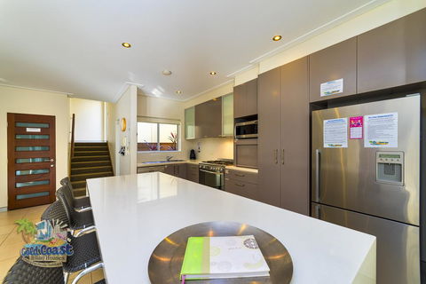 Holiday Home Bayhill Manor - Accommodation QLD 2
