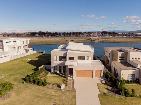 HomePlus - Luxury Living In Sanctuary Cove - Accommodation QLD 1