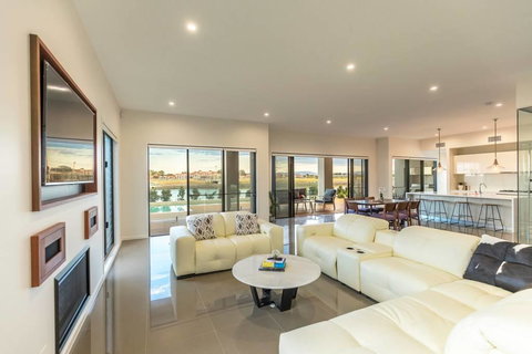 HomePlus - Luxury Living In Sanctuary Cove - Accommodation QLD 2