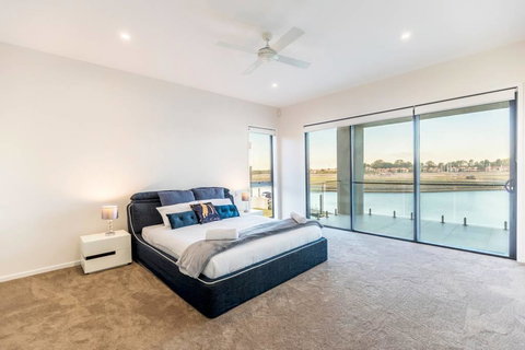 HomePlus - Luxury Living In Sanctuary Cove - Accommodation QLD 0