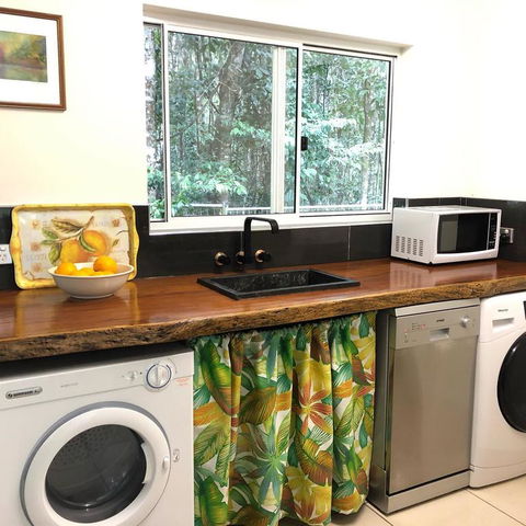 Honeybee House - Accommodation QLD 3