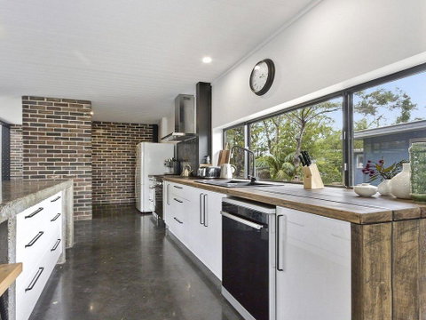 Horizons At Currarong - Architecturally Designed Beach House - Accommodation QLD 2