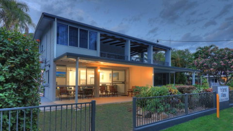Island View Unit 2 / 40 Marine Parade - Accommodation QLD 1