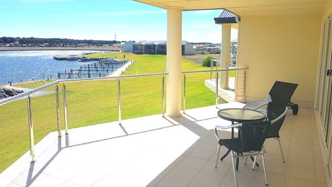 Island Waterfront Getaway - WiFi - Accommodation QLD 0