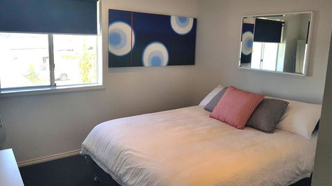 Island Waterfront Getaway - WiFi - Accommodation QLD 2