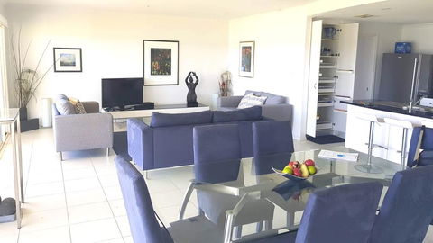 Island Waterfront Getaway - WiFi - Accommodation QLD 1