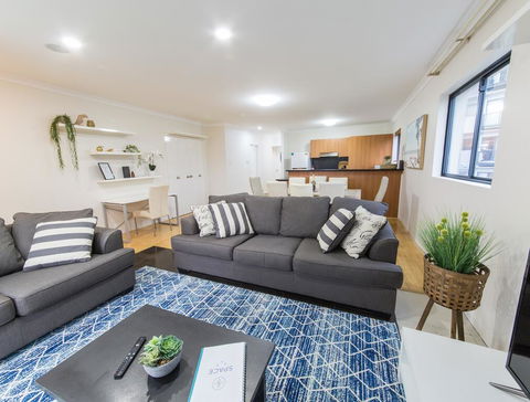 ISOLATION READY!! Super Size Me!! Top Location. Isolation Ready. Sanitised. Free CAT Bus, Pool, Gym And Everything At Your Finge - Accommodation QLD 1