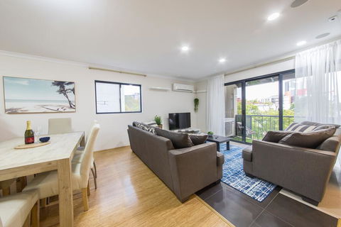 ISOLATION READY!! Super Size Me!! Top Location. Isolation Ready. Sanitised. Free CAT Bus, Pool, Gym And Everything At Your Finge - Accommodation QLD 0