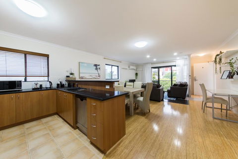 ISOLATION READY!! Super Size Me!! Top Location. Isolation Ready. Sanitised. Free CAT Bus, Pool, Gym And Everything At Your Finge - Accommodation QLD 2
