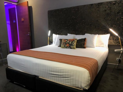 Junction Hotel - Accommodation QLD 2