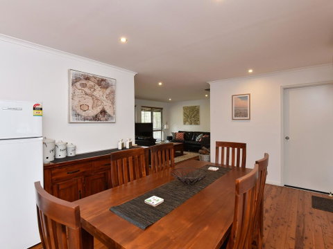 Kangaroo Cottage - Cute Accom In Bushland Setting - Accommodation QLD 2