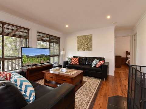 Kangaroo Cottage - Cute Accom In Bushland Setting - Accommodation QLD 3