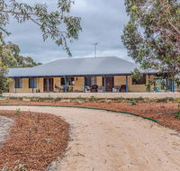 Kangaroo Lake Homestead - Accommodation QLD