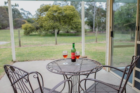 Karinya Cottage - Pet Friendly Country Retreat - Accommodation QLD 0
